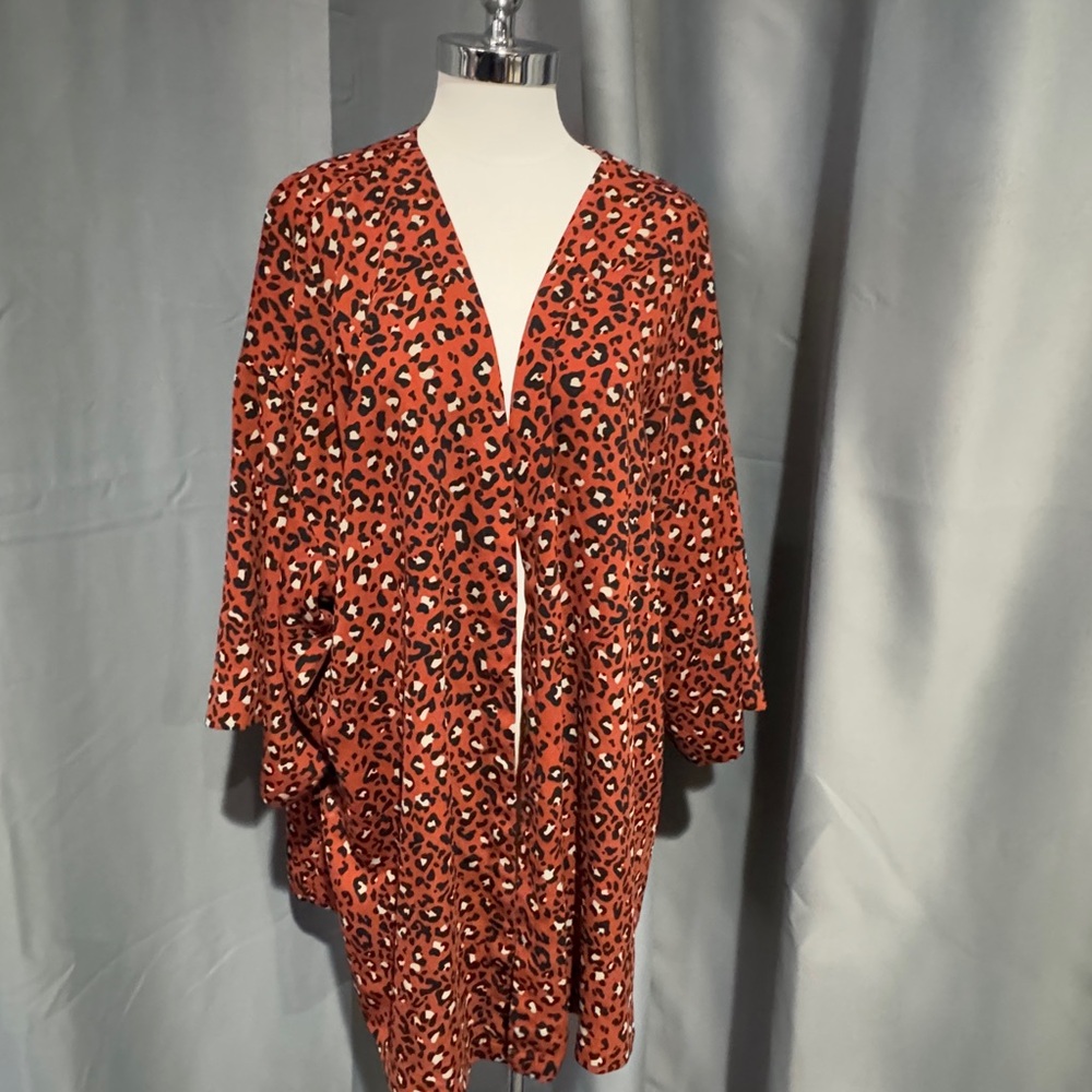 EVRI ladies coverup/top size 2X orange, black in color